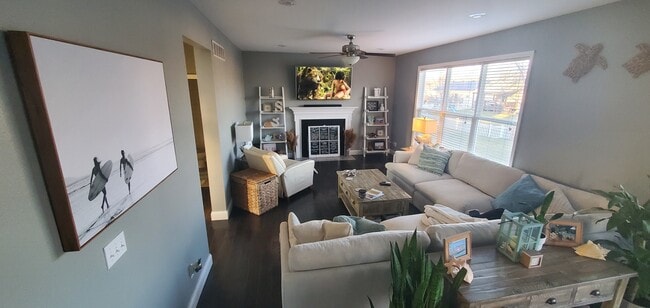 Living room - 1456 Dale Dr