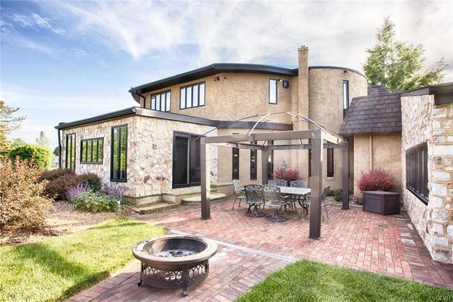 Building Photo - 3880 Greenwood Dr