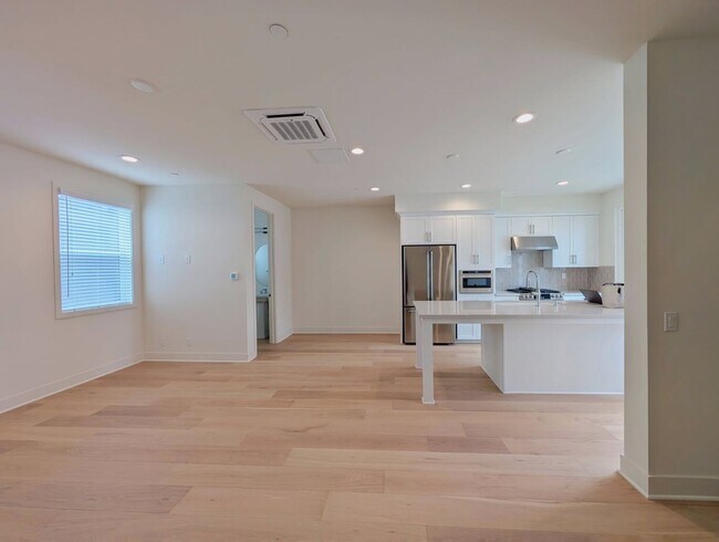 Foto del edificio - Modern coastal living on Main Street, Huntington Beach!