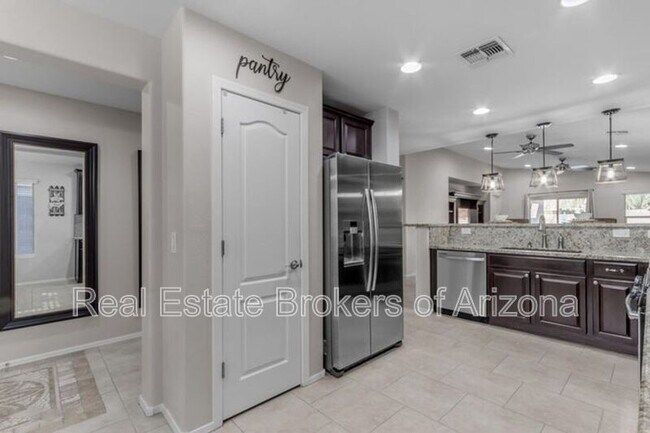 Foto del edificio - 2220 E Stacey Rd