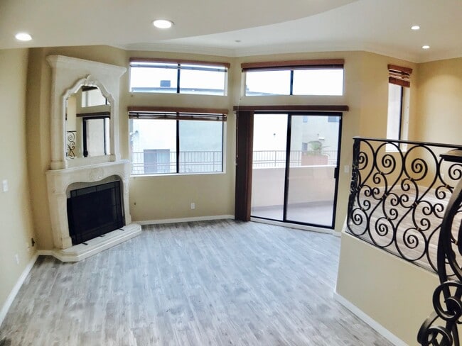 Foto del edificio - Beautiful Townhouse in Prime Glendale Area!
