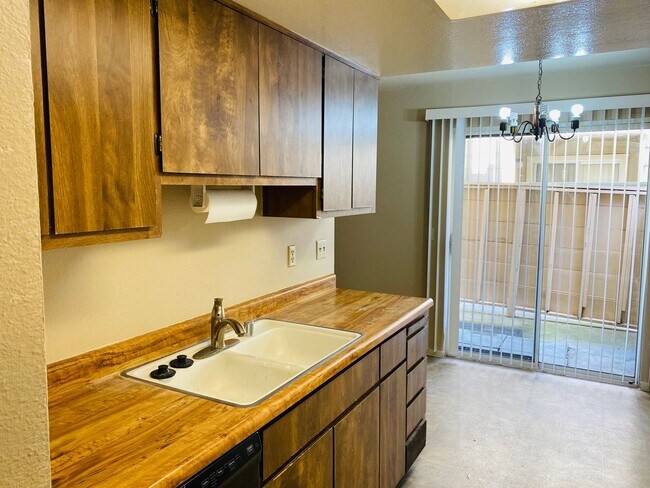 Foto del edificio - 8236 Center Pkwy