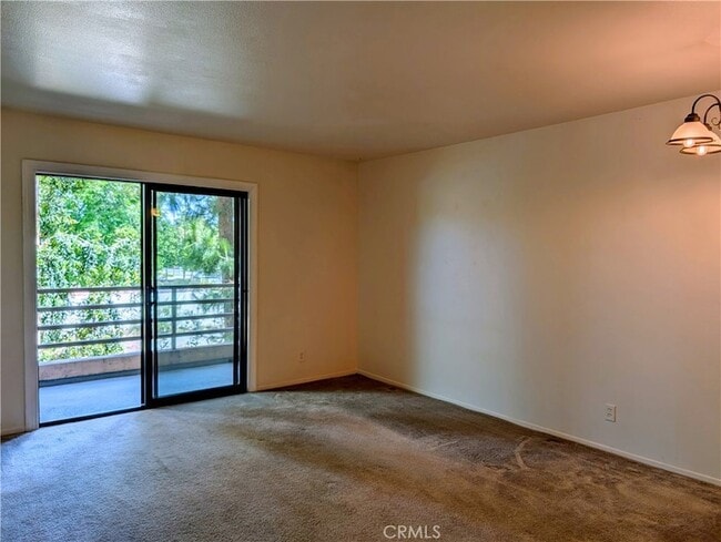 Foto del edificio - 6815 Remmet Ave