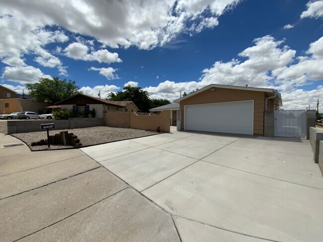 Foto del edificio - 4 Bedroom Single Story Home Available Near...