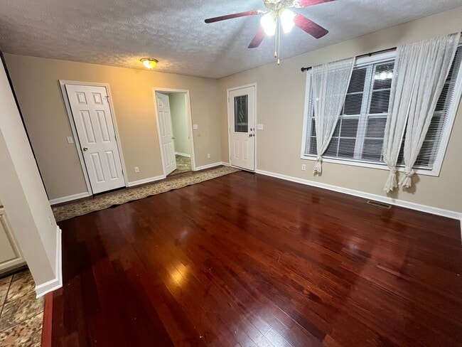 Foto del edificio - 476 Bill Russell Rd