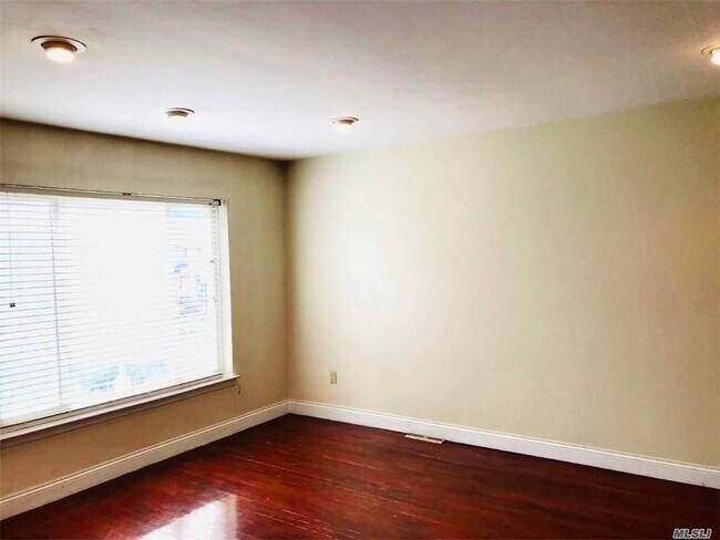 Foto del edificio - 240-33 67th Ave
