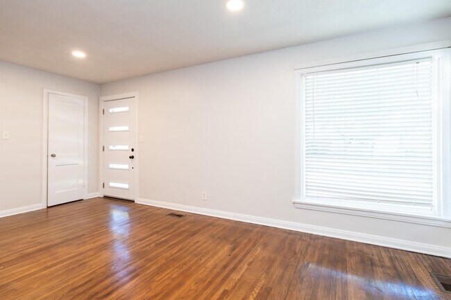 Building Photo - 517 S Belmont St