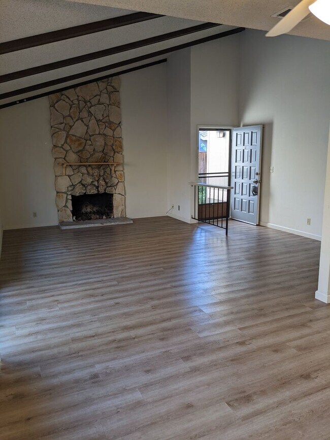 Building Photo - Cute Townhome in Campbell! One Car Garage ...