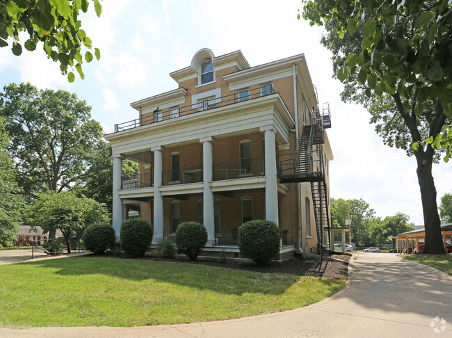 Building Photo - Landmark Apartments