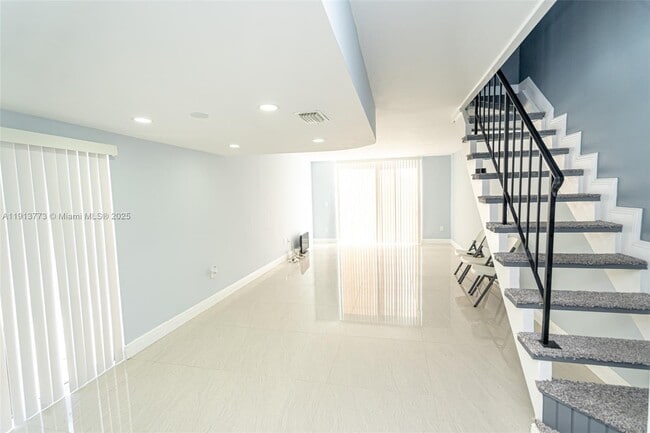 Foto del edificio - 1070 W 43rd Pl