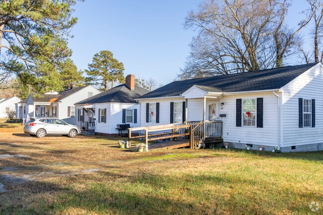 Franklin boasts a charming neighborhood with rows of traditional-style homes.