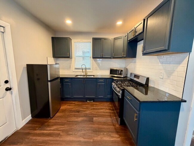 Building Photo - For Lease : 5 bedroom 1 1/2 bathroom fully renovated home in nice area. Call KPM 313-429-3244