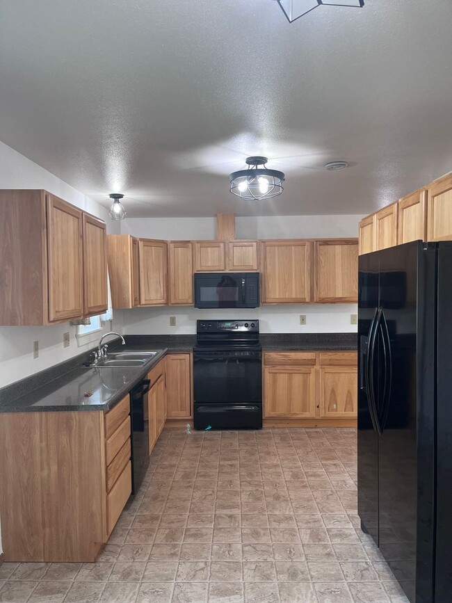 Building Photo - 3 Bed/ 1 Bath/ 1 Car Garage in North Pole,...