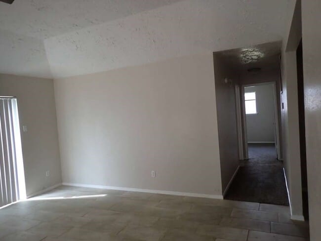 Building Photo - 327 Oakdale Dr