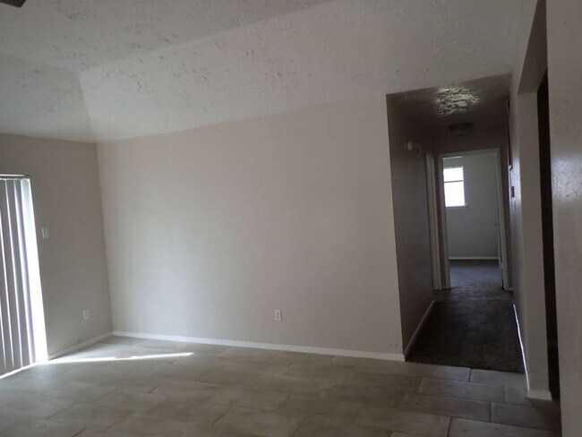 Foto del edificio - 327 Oakdale Dr