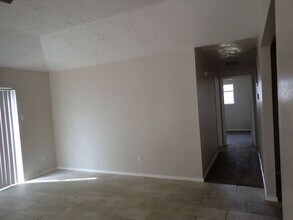 Building Photo - 327 Oakdale Dr