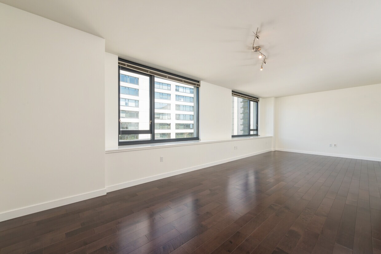 Primary Photo - 260 King St