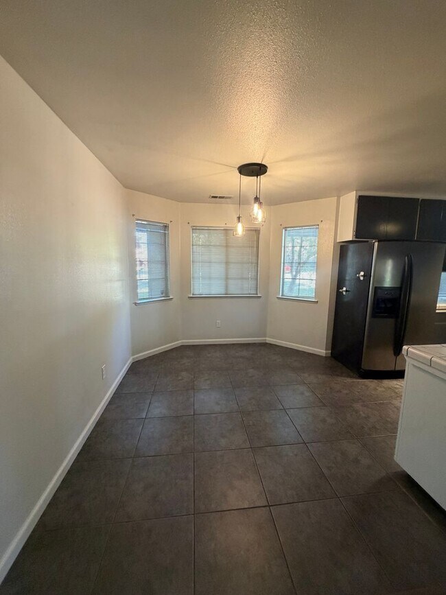 Foto del edificio - Charming 3 bedroom 2 bathroom home located in Lemoore