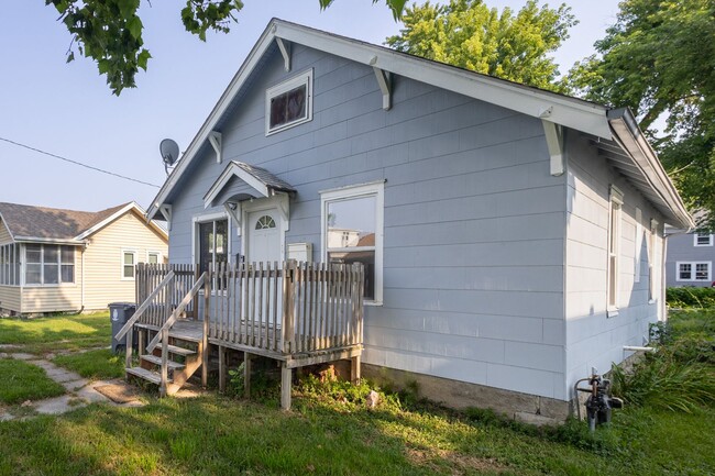 Building Photo - Renovated 2 bedroom/1 bathroom House in Co...