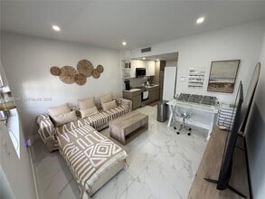 Building Photo - 944 Jefferson Ave