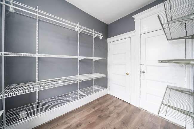 Foto del edificio - 122 Mallory Ave