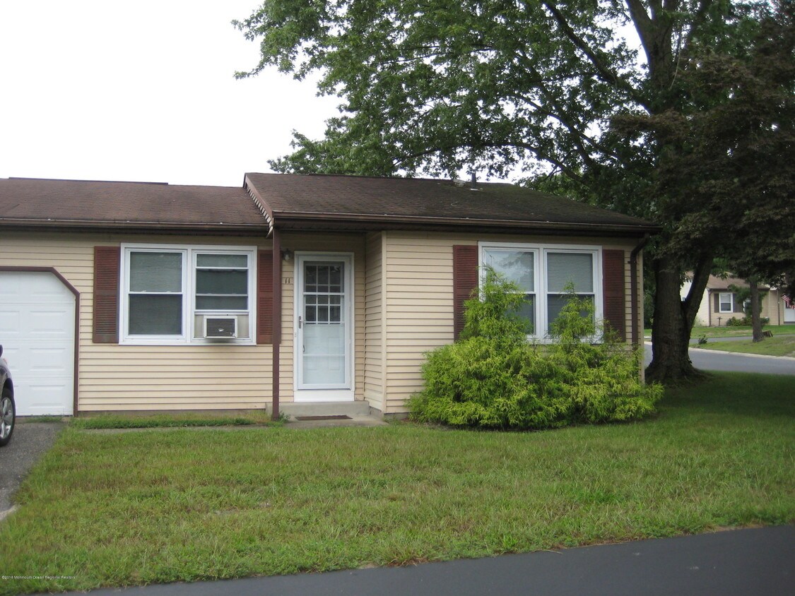 Primary Photo - 11 N Chestnut Ave