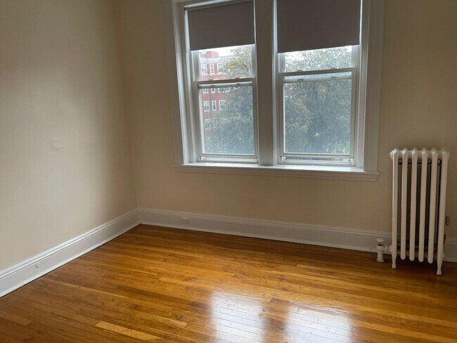 Foto del edificio - Brighton Near St Es Hospital and T stop 3rd  Floor Super sunny spacious 2 bed Nice Place! FREE MONTH