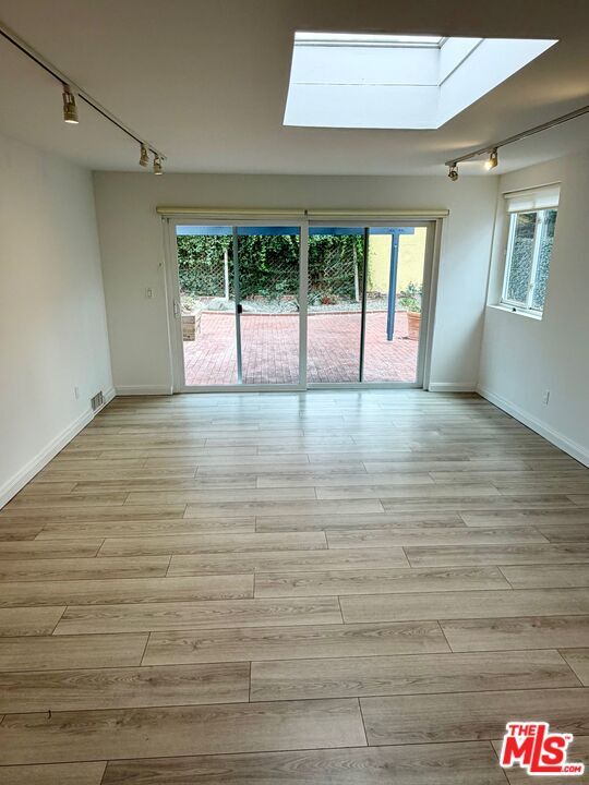 Foto del edificio - 10470 Lorenzo Pl