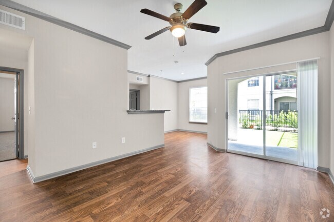 2 habitaciones, 2 baños - 1098 pies cuadrados - Sala de estar - Hadley Midtown