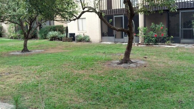 Foto del edificio - 2728D Hidden Lake Blvd