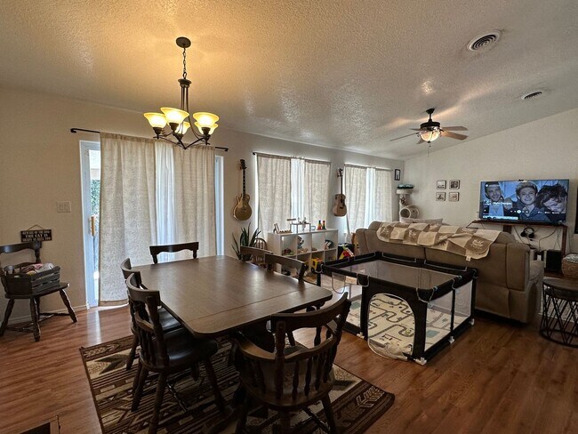 Building Photo - 3 Bedroom 2 Bathroom Home available starti...