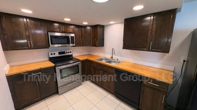 Foto del edificio - 8943 Windsong Ln