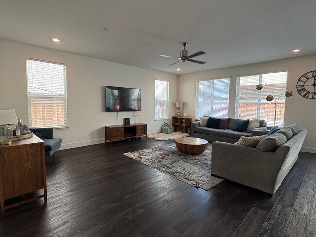 Building Photo - Beautiful 4 Bed 3 Full Bath Home with Sola...