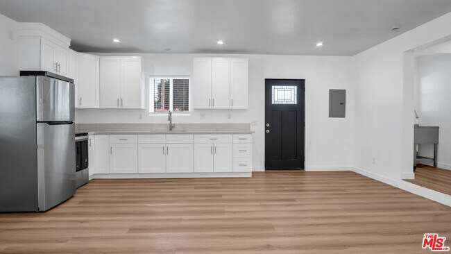 Foto del edificio - 15559 Three Palms St