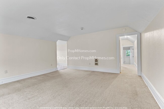 Building Photo - Large Studio in the Heart of Mt Tabor - With A/C!