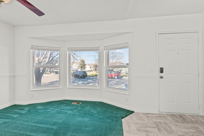 Building Photo - Spacious 4 Bedroom Home in Quiet Orem Neighborhood