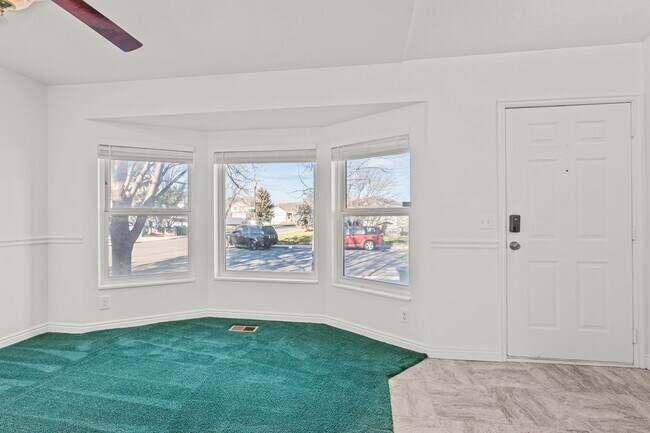 Foto del edificio - Spacious 4 Bedroom Home in Quiet Orem Neighborhood