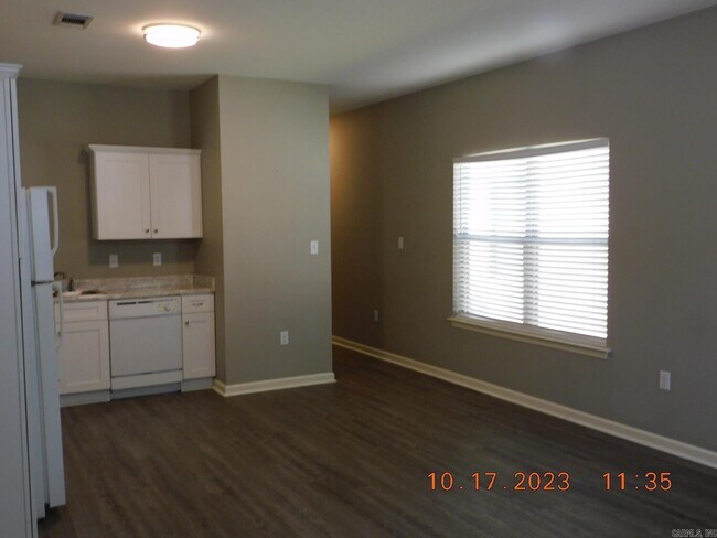 Building Photo - 2131 Hickory St