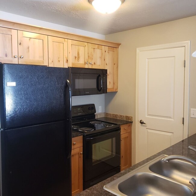 Building Photo - AB1452