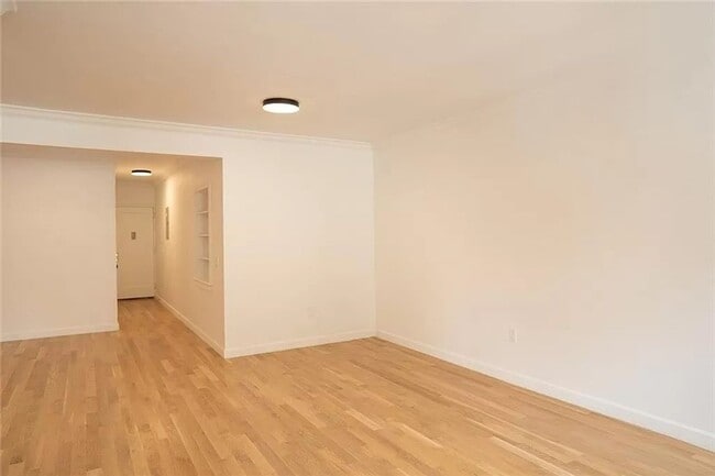 Building Photo - Renovated Spacious 1 Bedroom 1 Bathroom