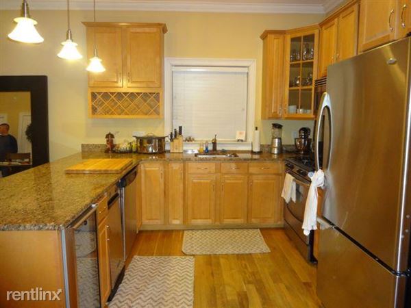 Building Photo - 560 E 8th St