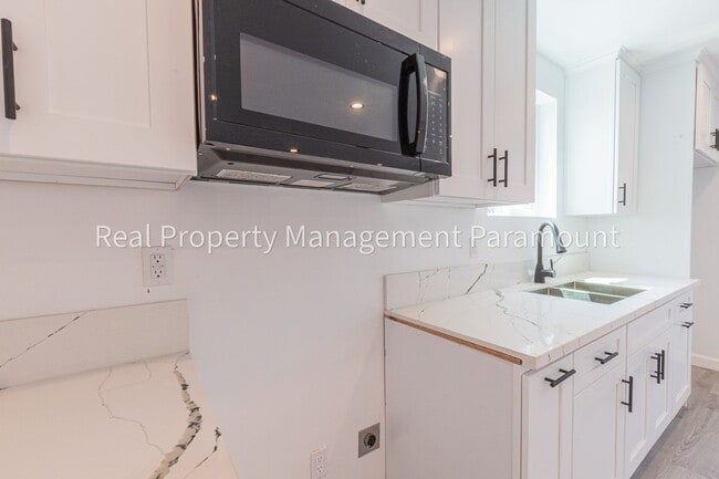 Building Photo - 410 E Colden Ave