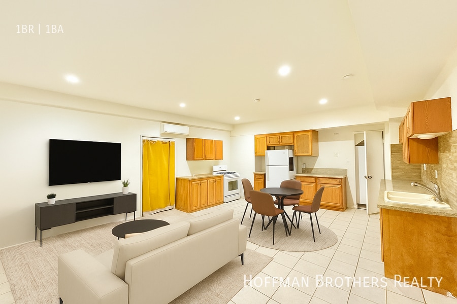 Photo - 1023 Larch St-4