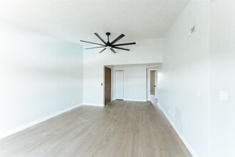 Building Photo - 1404 Condo Dr
