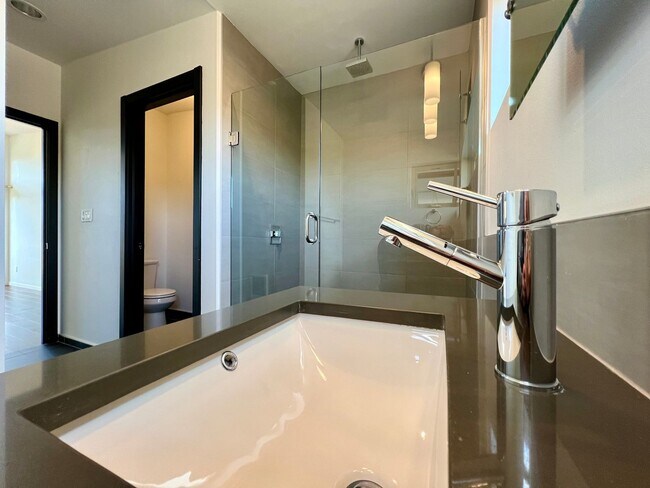Building Photo - Gorgeous Townhome Available Now