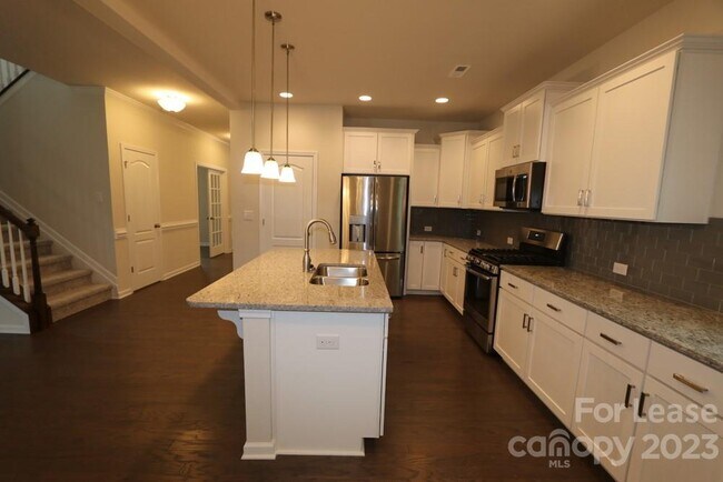 Foto del edificio - 6130 Cloverdale Dr