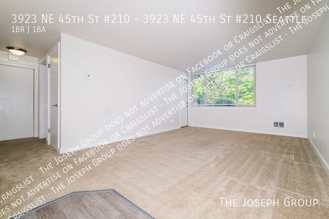 Building Photo - 3923 NE 45th St