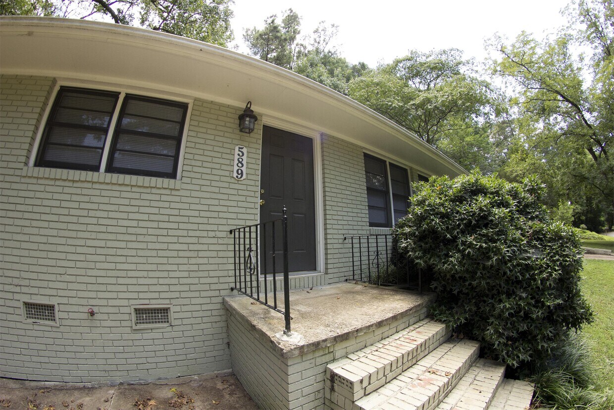 Primary Photo - 589 Highland Ave