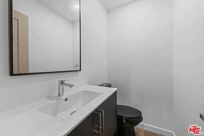 Building Photo - 2447 Beachwood Dr