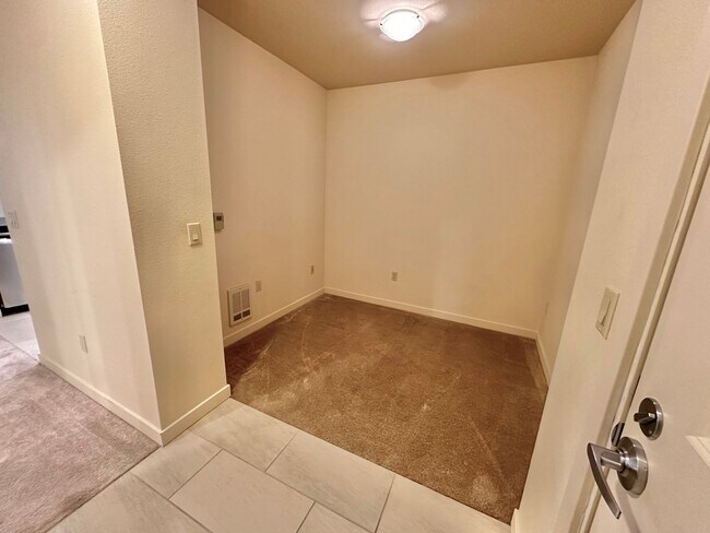 Building Photo - Cozy home + Den near desired Ballard neigh...